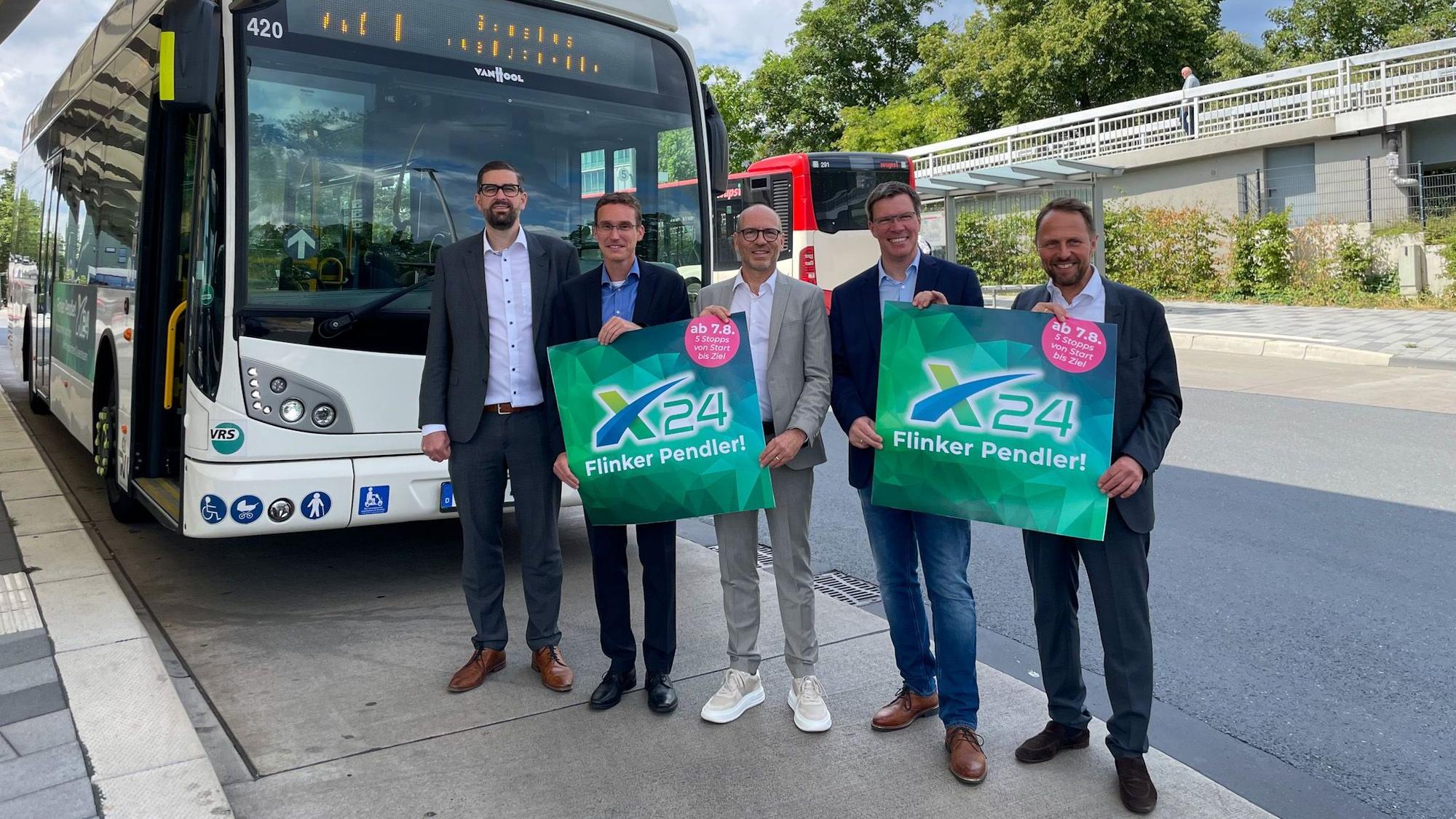Fünf Männer stehen vor einem Bus.