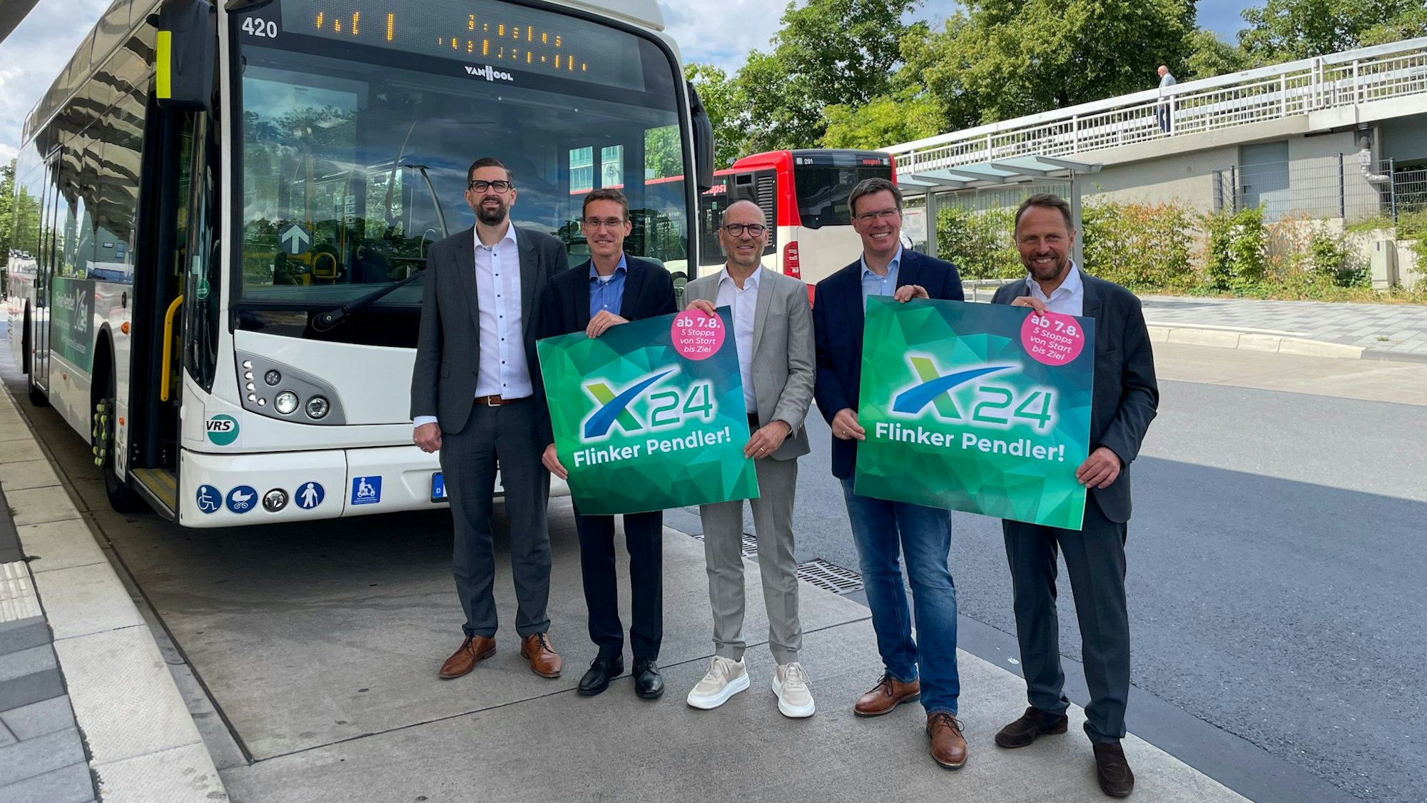 Fünf Männer stehen vor einem Bus.