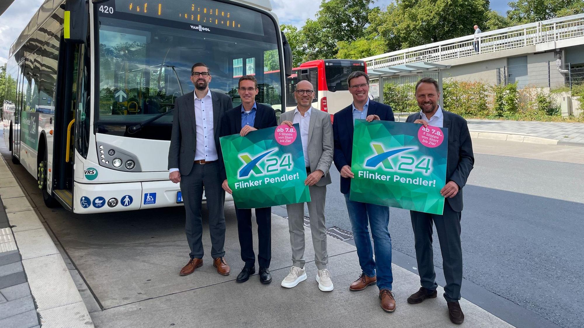 Freuen sich über den „Flinken Pendler“ zwischen Wermelskirchen und Burscheid: Christian Pohl (v. l., Technischer Beigeordneter Wermelskirchen), Marcel Frank (Geschäftsführer RVK), Marc Kretkowski (Geschäftsführer Wupsi), Stephan Santelmann (Landrat Rheinisch-Bergischer Kreis) und Uwe Richrath (Oberbürgermeister Leverkusen).