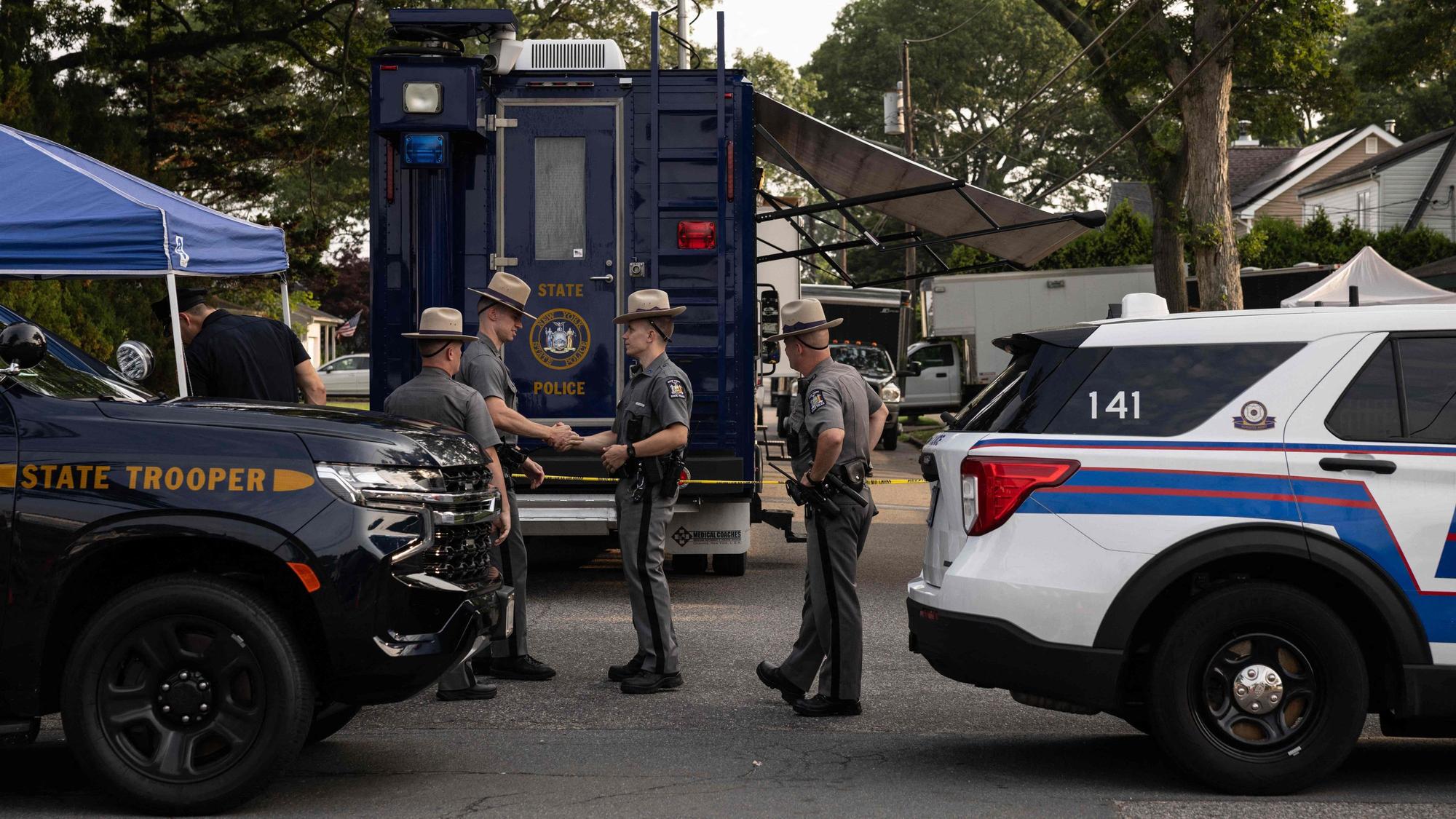 Polizeibeamte des US-Bundesstaates New York durchsuchen am 18. Juli 2023 in Massapequa Park, New York, das Haus des Verdächtigen in den Gilgo Beach-Morden.