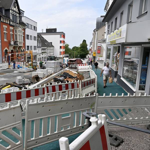 Auf der Schloßstraße prägen Bauarbeiten das Bild.