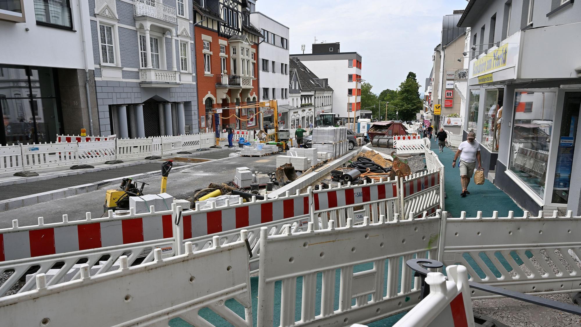 Auf der Schloßstraße prägen Bauarbeiten das Bild.