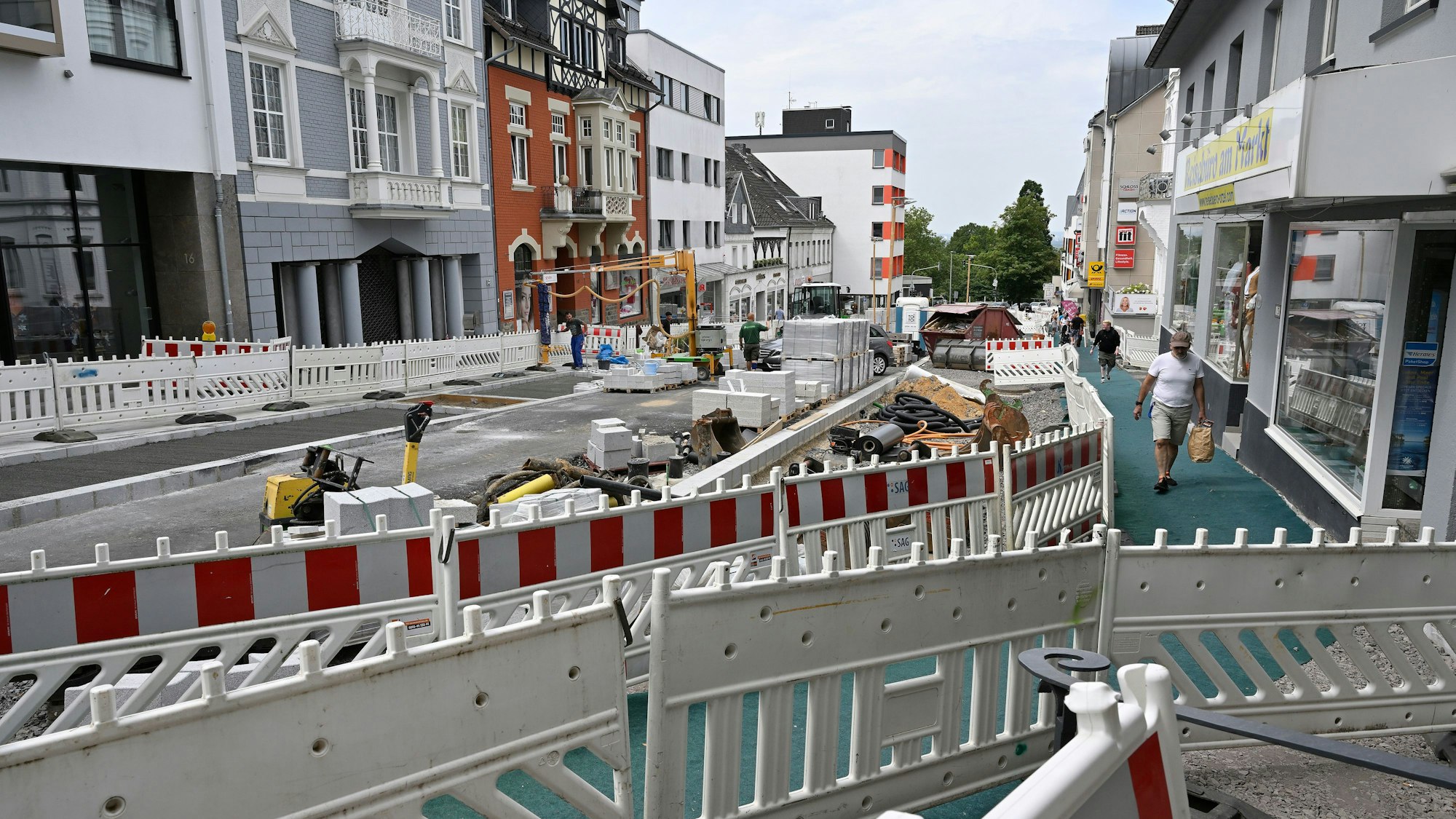 Auf der Schloßstraße prägen Bauarbeiten das Bild.