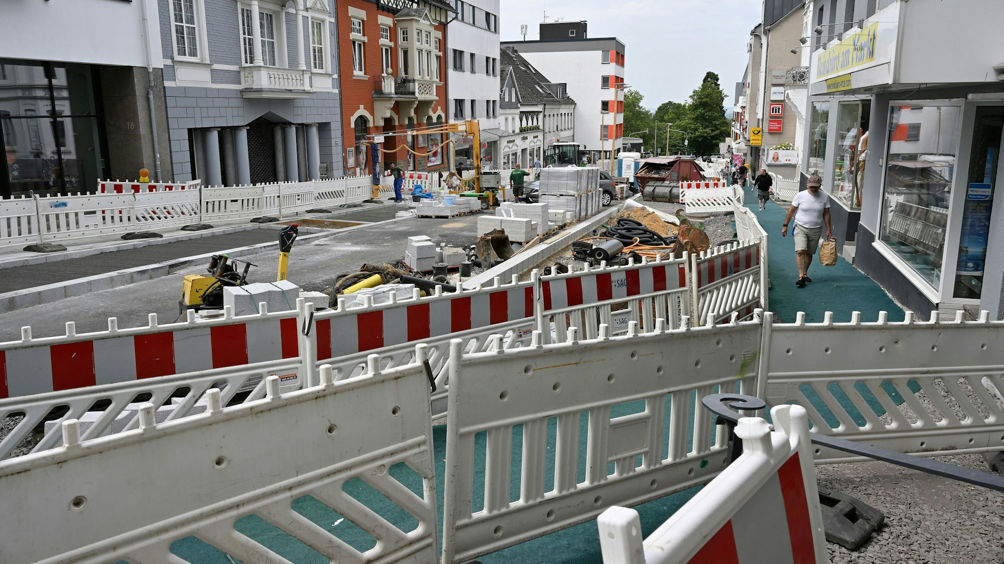 Auf der Schloßstraße stehen Bauzäune.