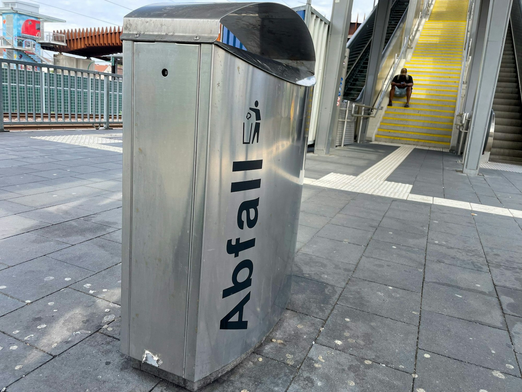 Ein Mülleimer am Bahnhof Opladen.