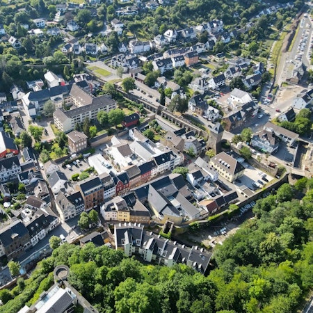 Ein Luftbild der Stadt Bad Münstereifel, aufgenommen im Jahr 2022.