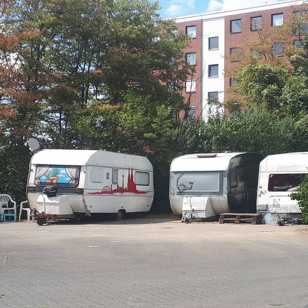 Immer noch stehen einzelne Camper auf dem Busparkplatz am Niehler Hafen.