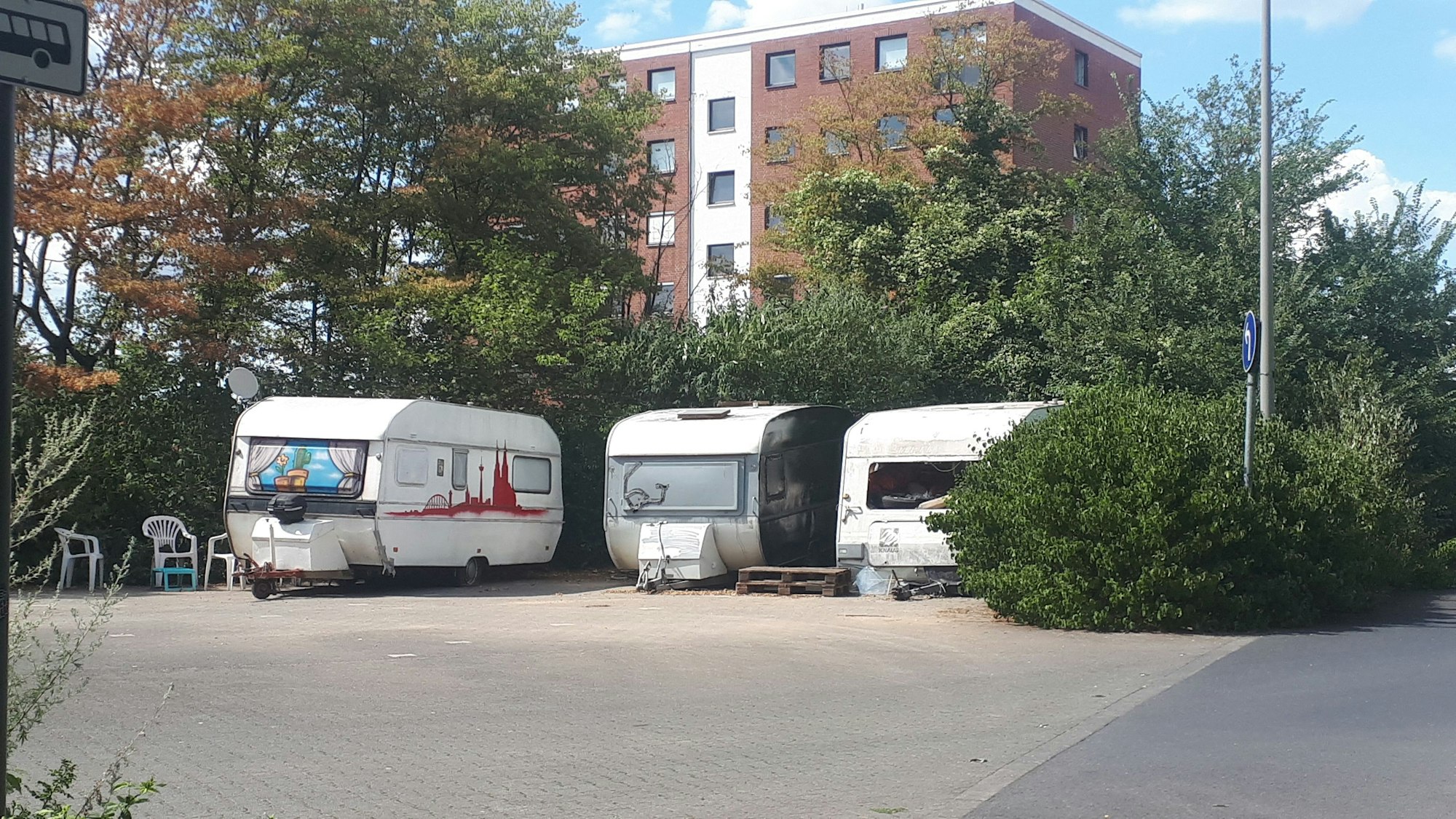 Immer noch stehen einzelne Camper auf dem Busparkplatz am Niehler Hafen.