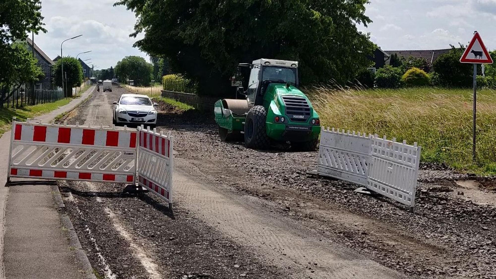 Die Schotterpiste mit Absperrgittern auf der L294.