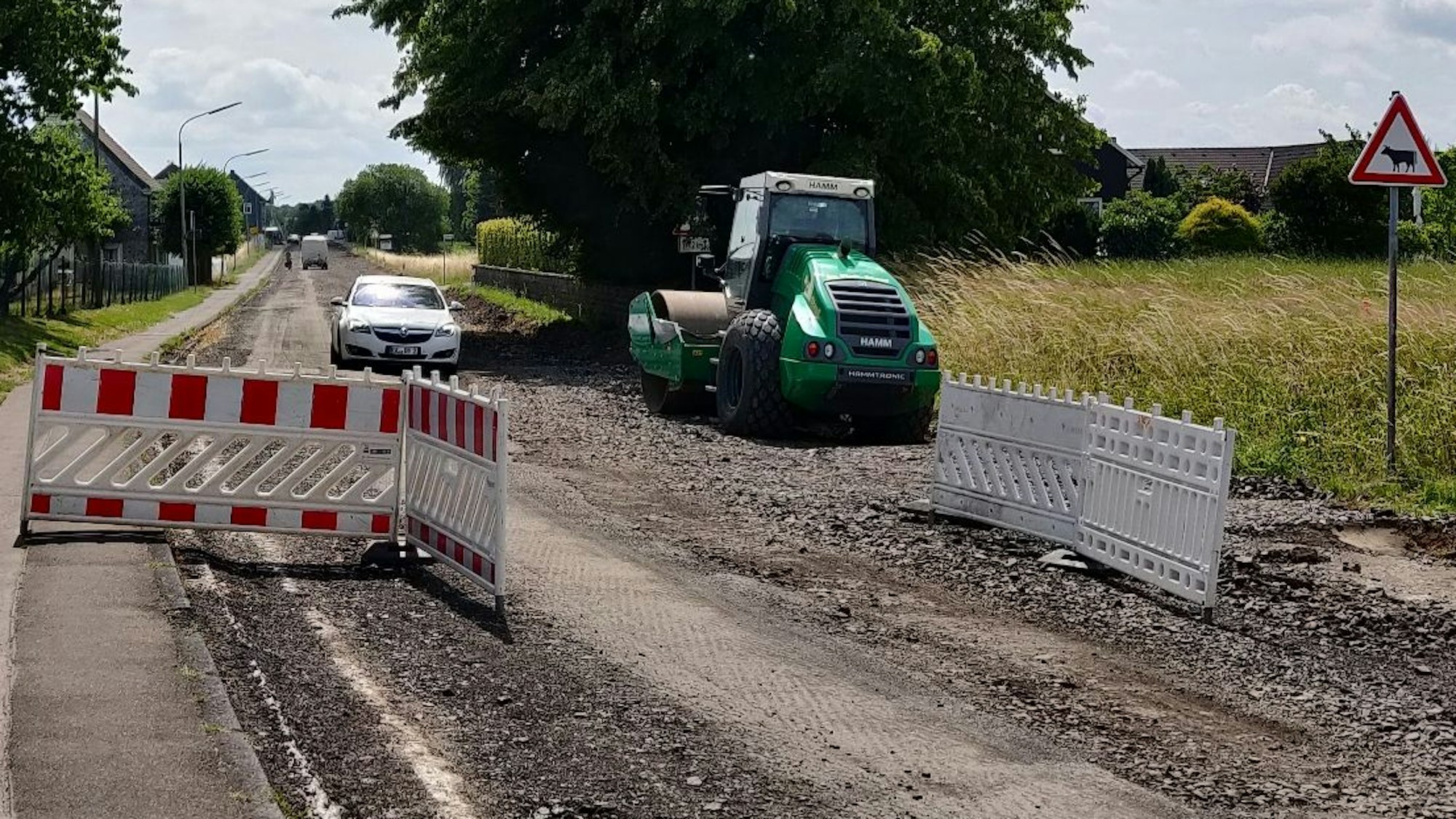 Die Schotterpiste mit Absperrgittern auf der L294.