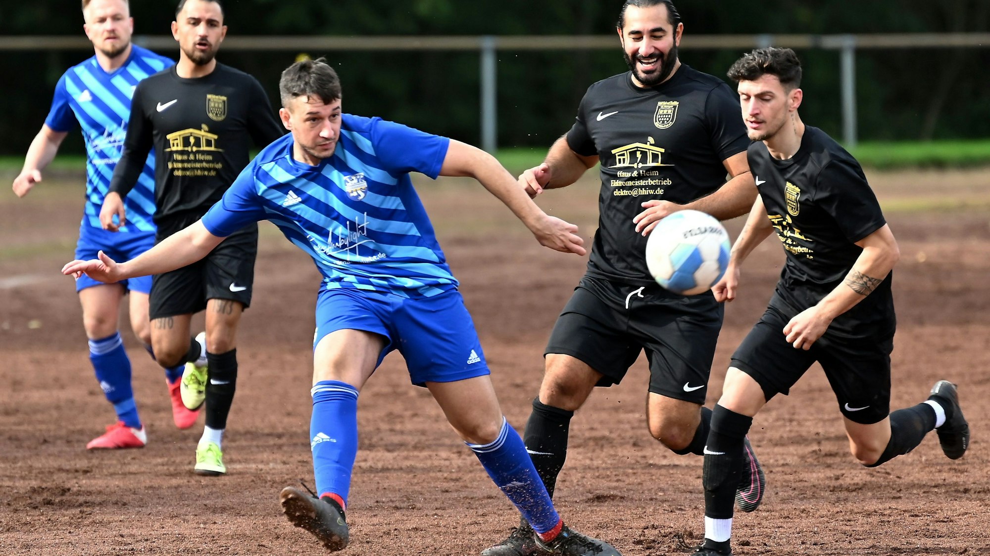02.10.2022, Fussball-FC Leverkusen - Rheingold Poll
links: Burim Mehmeti (Leverkusen)
rechts: Melih Özkan (Poll)
mitte: Abdelhamid Aharroud (Poll)
Foto: Uli Herhaus