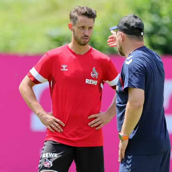 Kölns Trainer Steffen Baumgart (r.) spricht auf dem Trainingsplatz in Maria Alm mit Mark Uth.