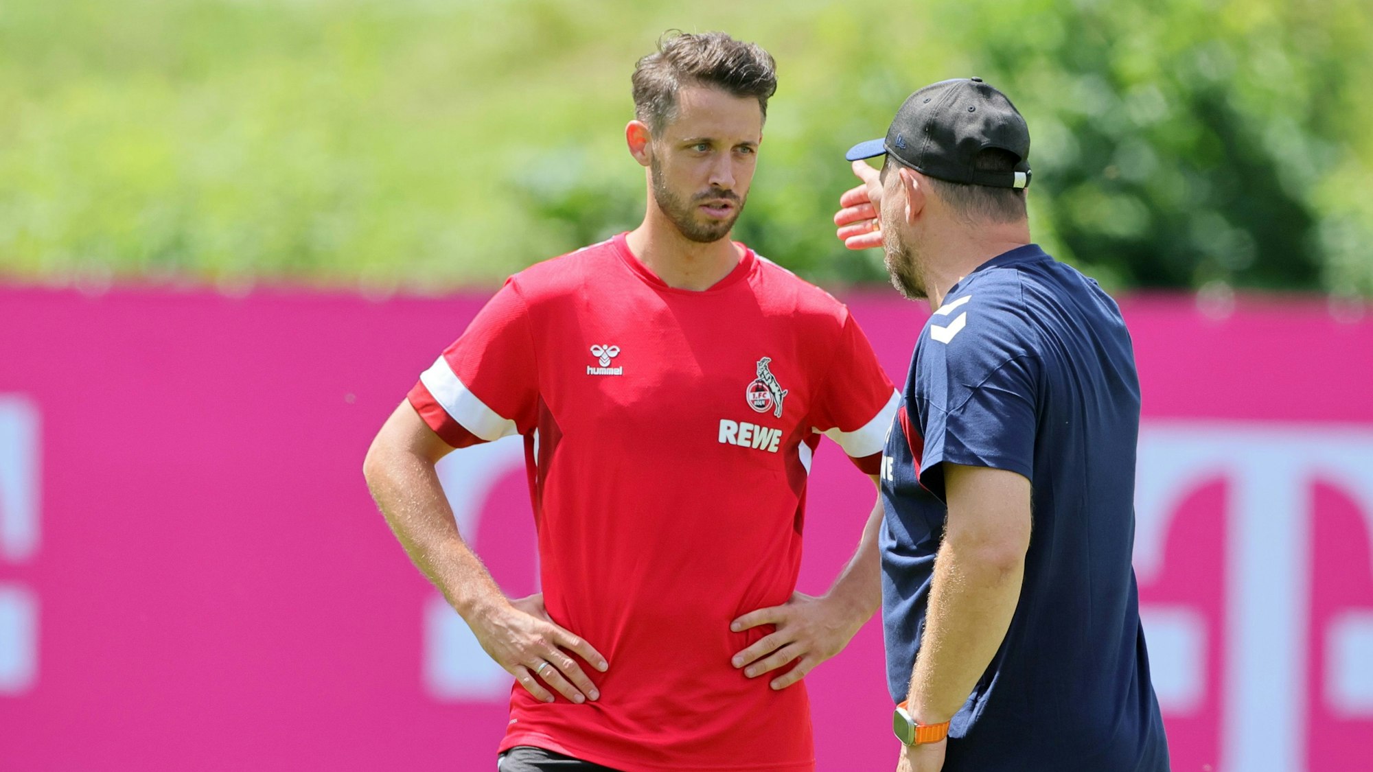 Kölns Trainer Steffen Baumgart (r.) spricht auf dem Trainingsplatz in Maria Alm mit Mark Uth.