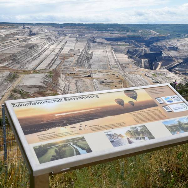 Der Blick in den Tagebau Hambach lohnt einen Ausflug nach Terra Nova, doch um die Rahmenvereinbarungen mit zwischen RWE und Anrainerstädten gibt es Streit.
