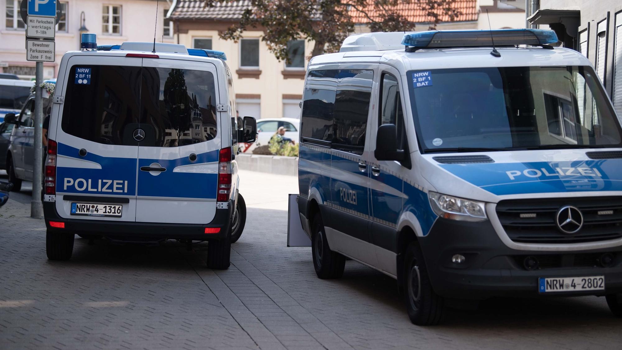 Zwei Polizei-Busse blockieren während der Razzia die Straße.