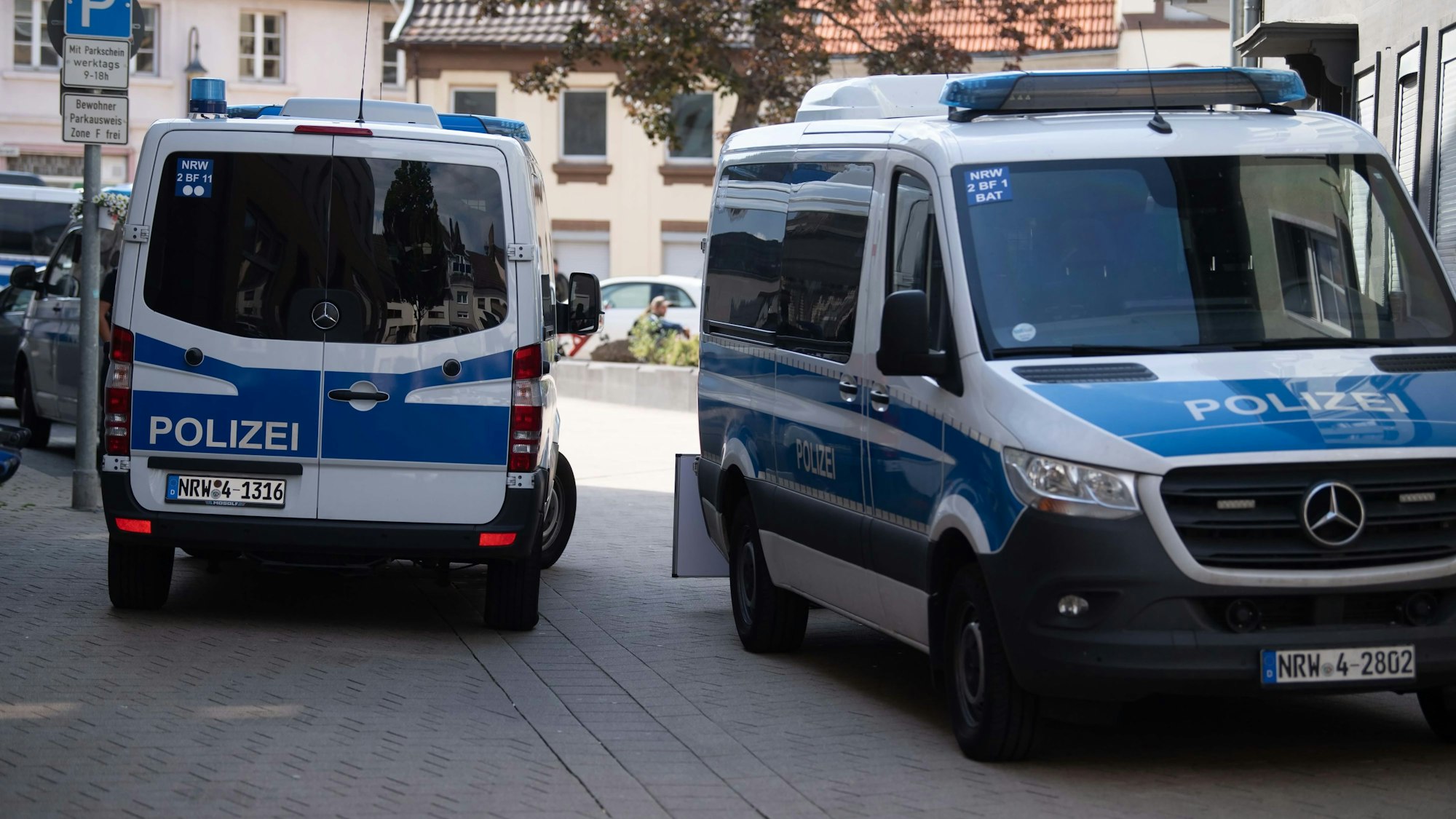 Zwei Polizei-Busse blockieren während der Razzia die Straße.