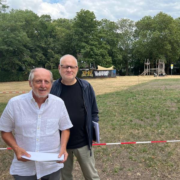 Helmut Röscheisen (BUND) und Jörg Frank (ehemaliger Grünen-Fraktionsgeschäftsführer) an der Kölner Uniwiese.