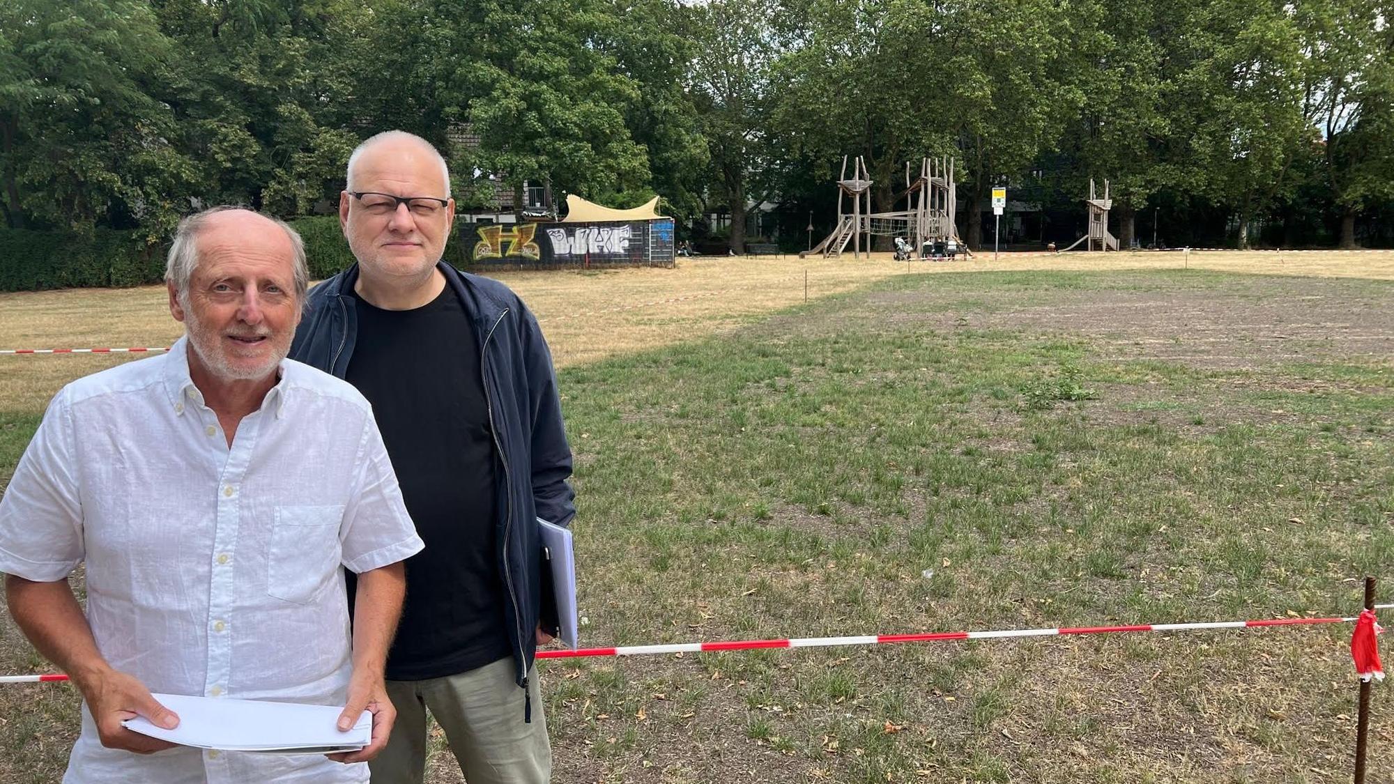 Helmut Röscheisen (BUND) und Jörg Frank (ehemaliger Grünen-Fraktionsgeschäftsführer) an der Kölner Uniwiese.