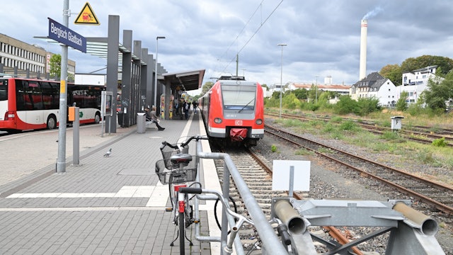 Eine S-Bahn und ein Bus stehen am Gladbacher Bahnhof.
