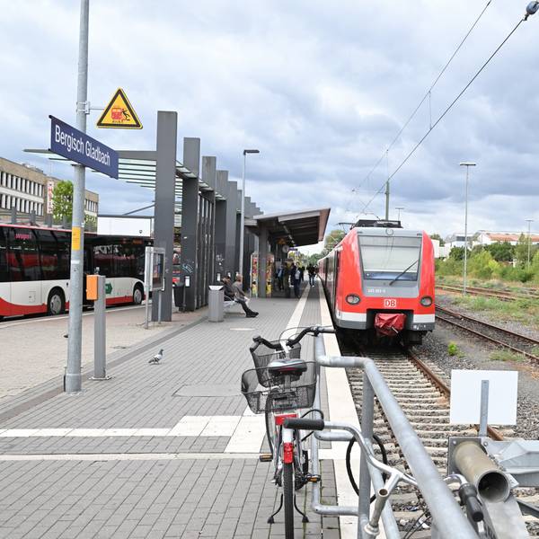 Eine S-Bahn und ein Bus stehen am Gladbacher Bahnhof.
