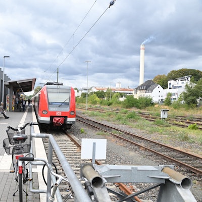 Eine S-Bahn und ein Bus stehen am Gladbacher Bahnhof.
