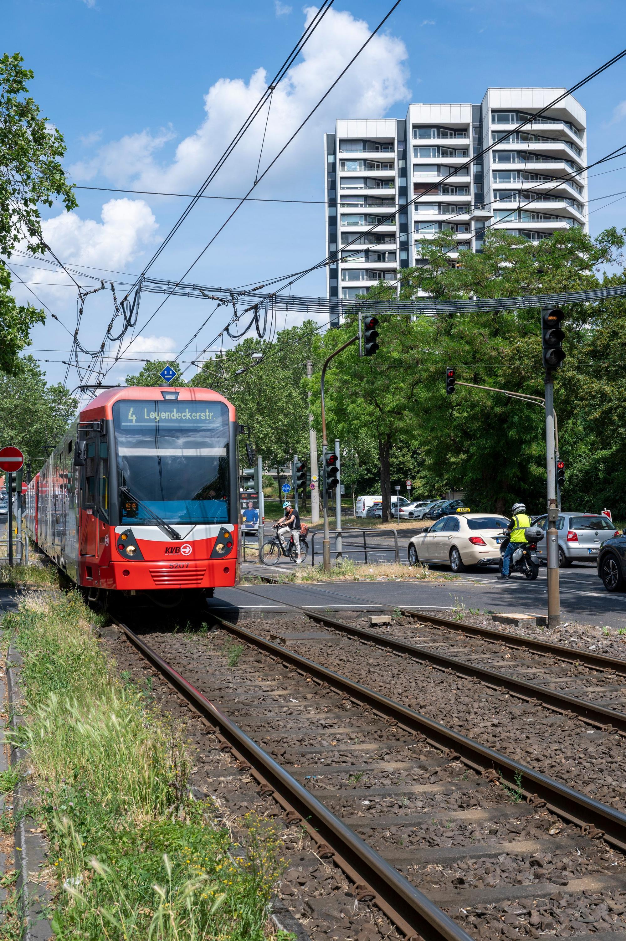 KVB-Linie fährt auf dem Bergischen Ring.