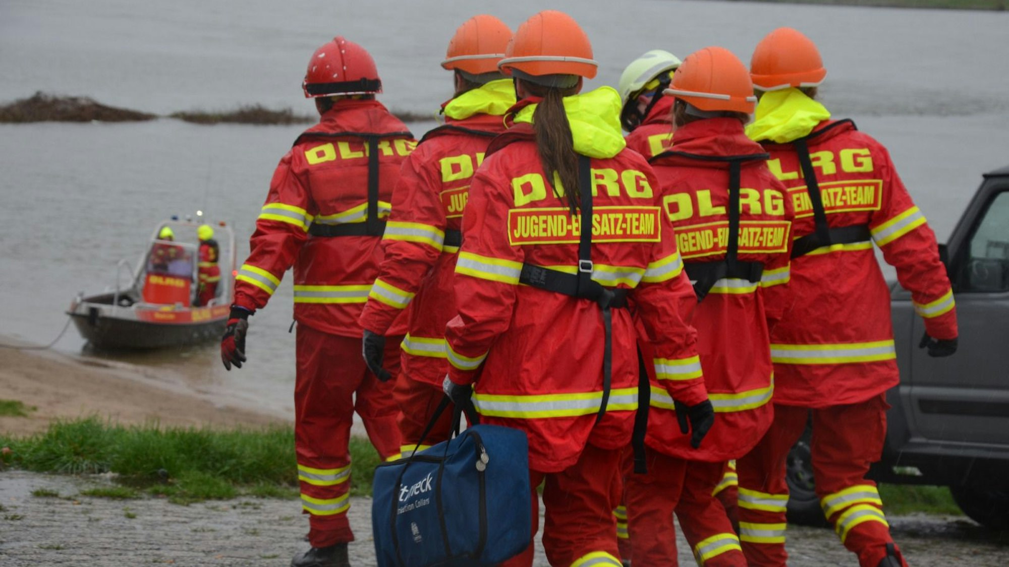 Das Jugendeinsatzteam der DLRG Burscheid bei einer Übung.