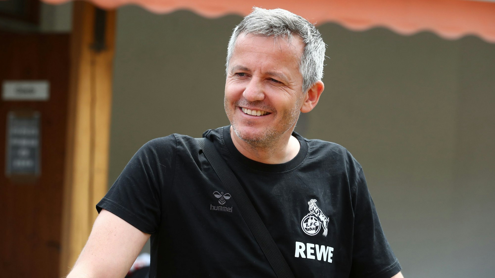 FC-Finanzgeschäftsführer Philipp Türoff steht am Trainingsplatz in Maria Alm.