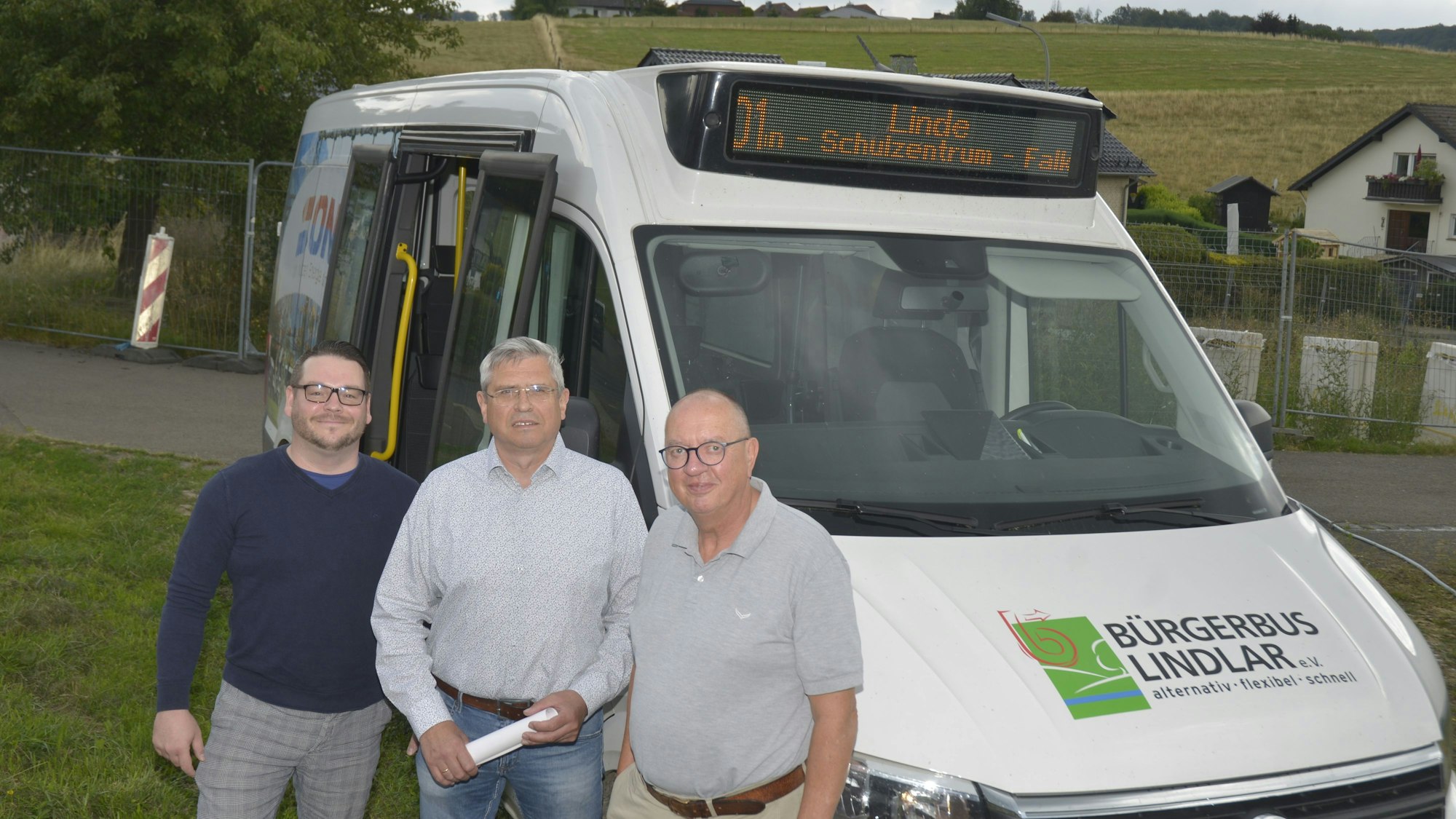 Der Bürgerbusverein nimmt am 1. August 2023 wieder probeweise den Betrieb auf. Geschäftsführer Patrick Reinold, Vorsitzender Ulf Engelmann und Markus Lücke (von links).