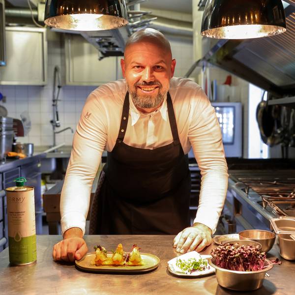 Der Koch Konstantin Tzikas in der Küche seines Restaurants Phaedra mit einem zuebreiteten Gericht.