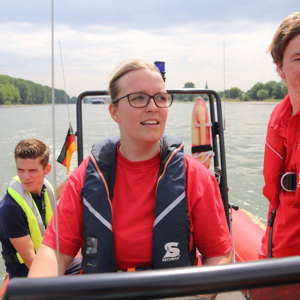 Nach dem Diebstahl mehrerer Außenborder von Feuerwehr- und DLRG-Booten ist jetzt das Boot der DLRG wieder repariert worden, damit es sich wieder einsatzbereit melden kann. Melanie Kern (M.), Leon Faßbender (l.L und Michael Müller (r.) bei der Testfahrt.