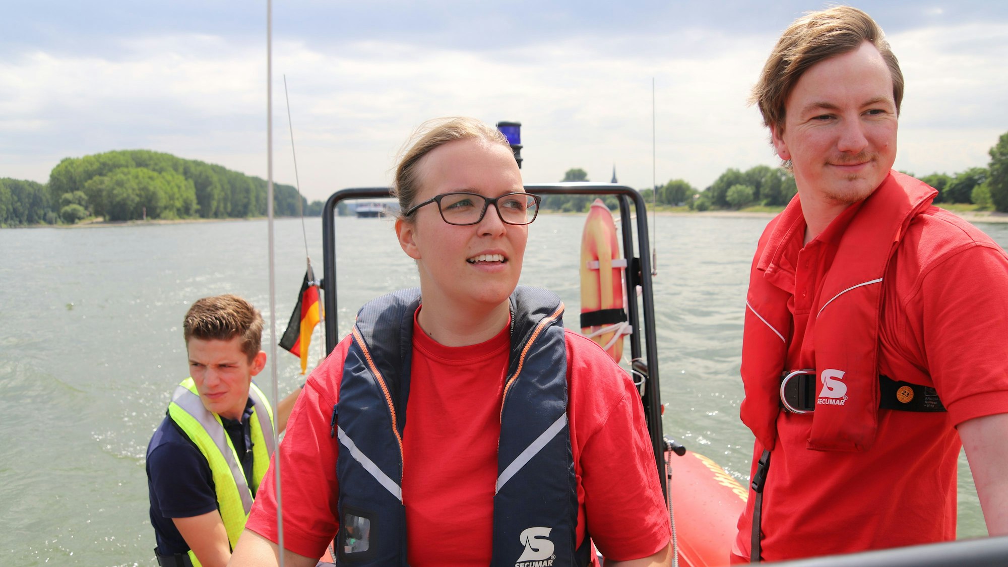 Nach dem Diebstahl mehrerer Außenborder von Feuerwehr- und DLRG-Booten ist jetzt das Boot der DLRG wieder repariert worden, damit es sich wieder einsatzbereit melden kann. Melanie Kern (M.), Leon Faßbender (l.L und Michael Müller (r.) bei der Testfahrt.