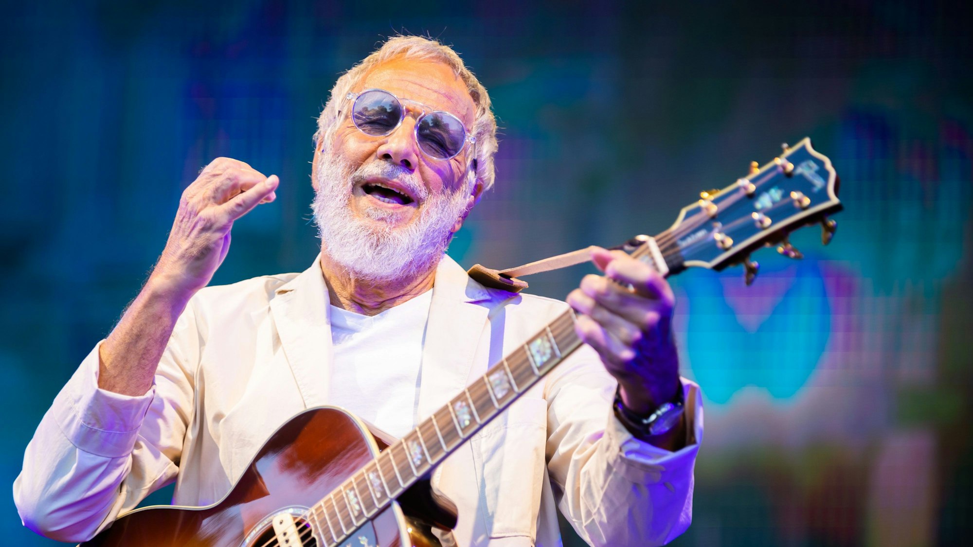 Cat Stevens, auch Yusuf, tritt bei seinem ersten von zwei Deutschlandkonzerten in der Zitadelle Spandau auf. Er trägt einen weißen Anzug und ein weißes T-Shirt.