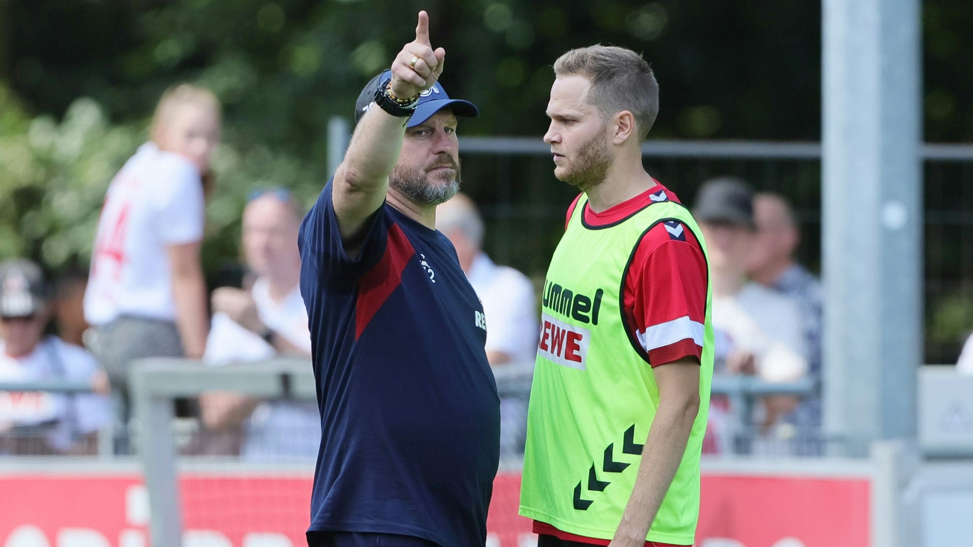 Steffen Baumgart hält große Stücke auf Benno Schmitz, nun könnte der Trainer den Verteidiger zum HSV holen.
