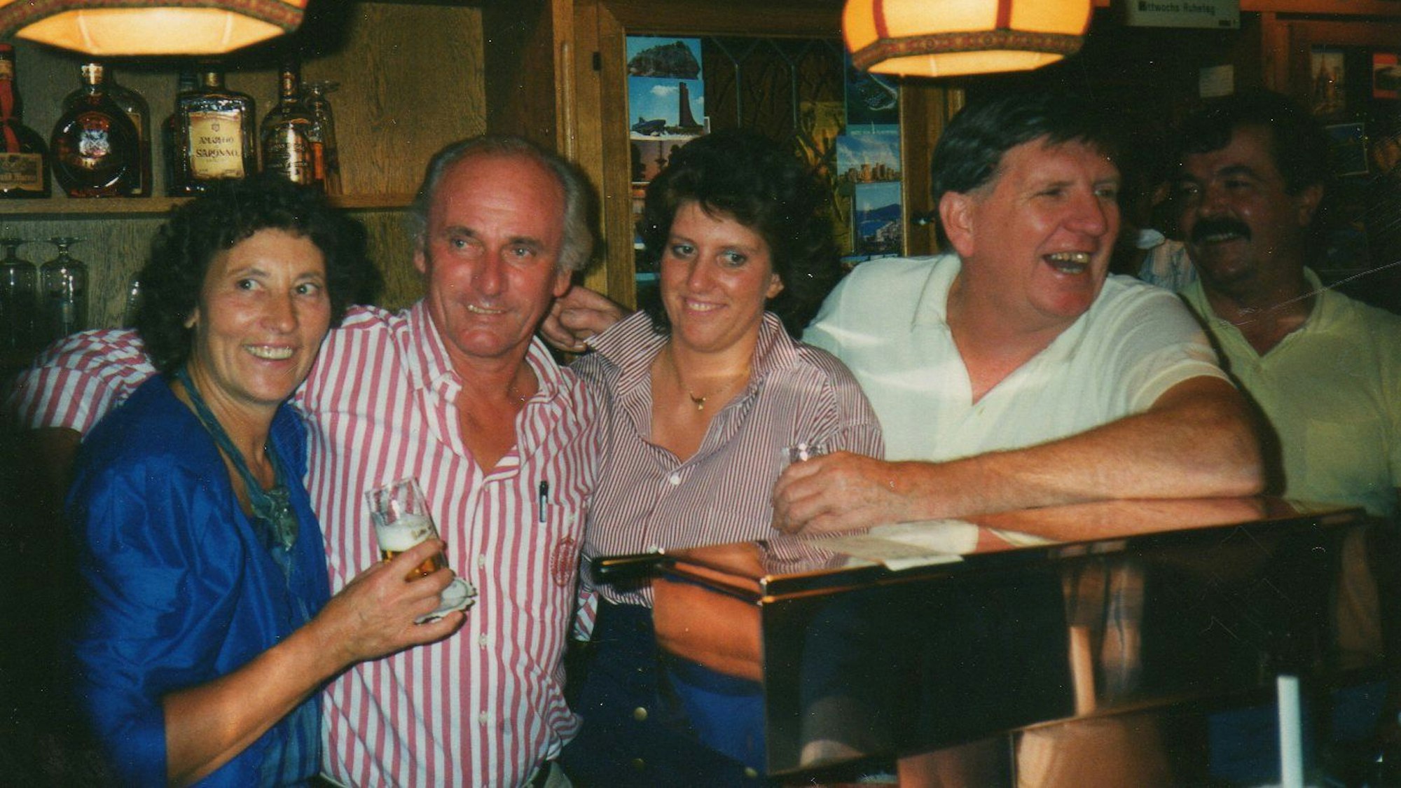 Hinter der Theke im Dorfkrug: Leni Körner, Udo Lattek, Ute Körner und Engelbert Körner (v.l.).