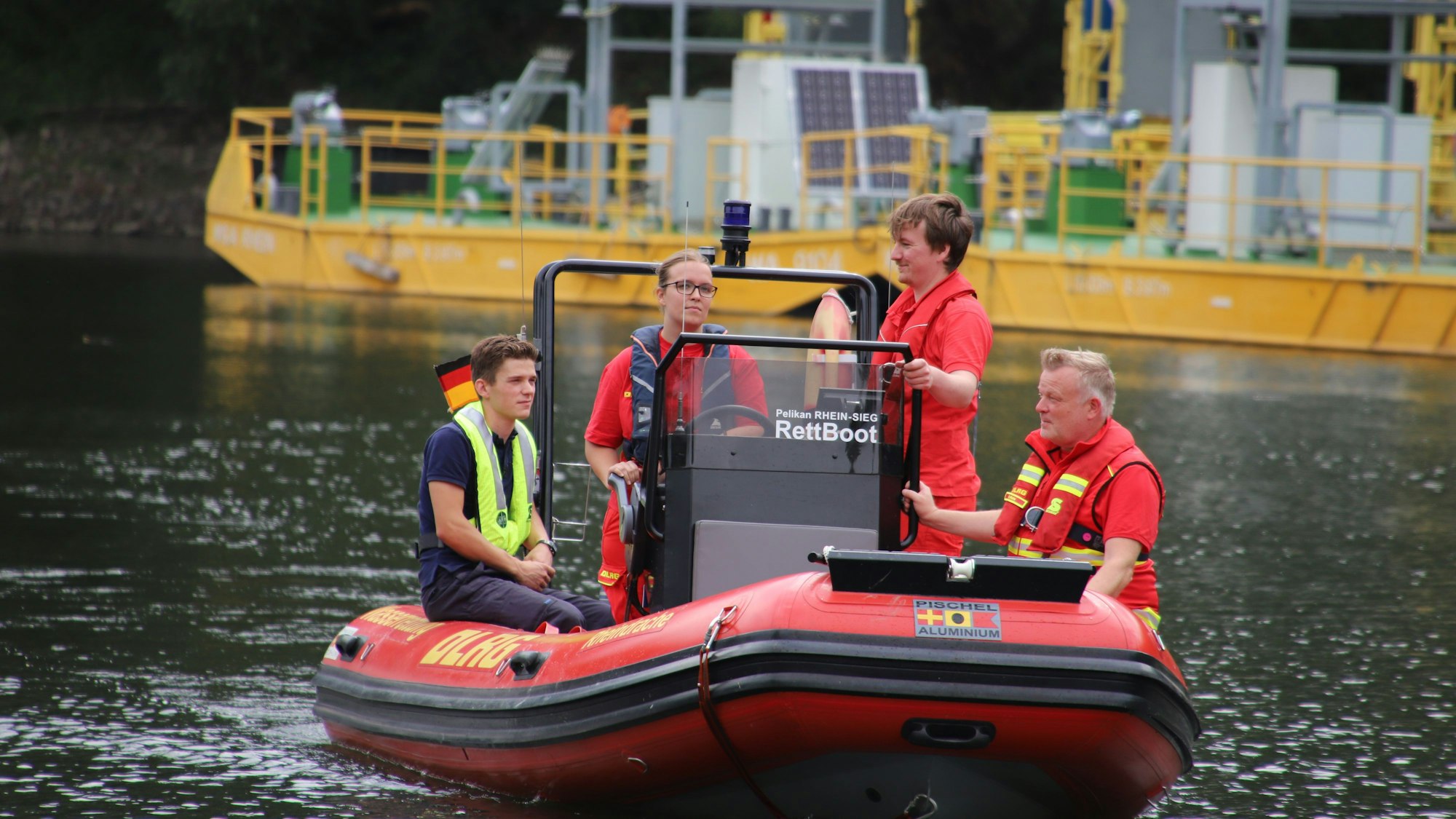 Melanie Kern (M.), Leon Faßbender (l.L und Michael Müller (2.v.r.) sowie Stephan Halm (r.) bei der Testfahrt.