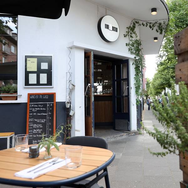 Der Eingang des None Bistro in Köln