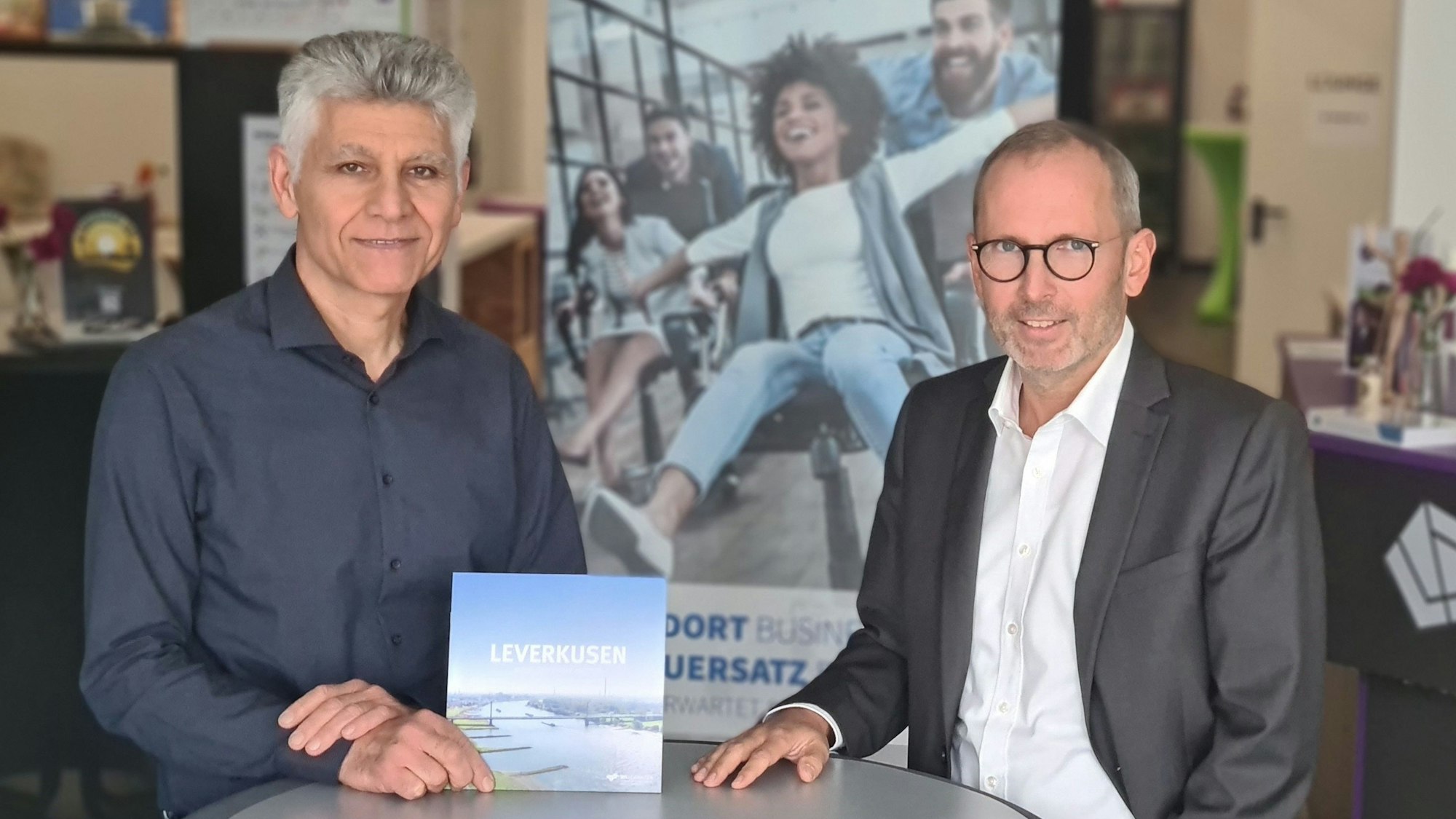 Pejman Abdolazizi ist seit gut einem Jahr als Behördenlotse bei der Wirtschaftsförderung. Neben ihm steht Geschäftsführer Markus Märtens.