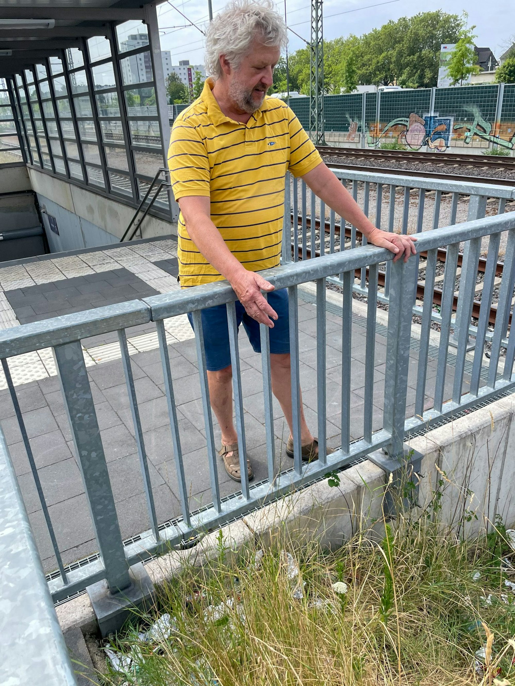Werner Baringhaus-Tesch beklagt sich über zu viel Müll und zu wenige Abfalleimer am Bahnsteig 1 in Opladen.