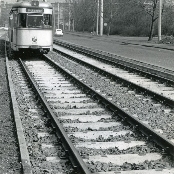 Historisches Foto einer Straßenbahn der Linie 4 mit Fahrtziel Bickendorf.
