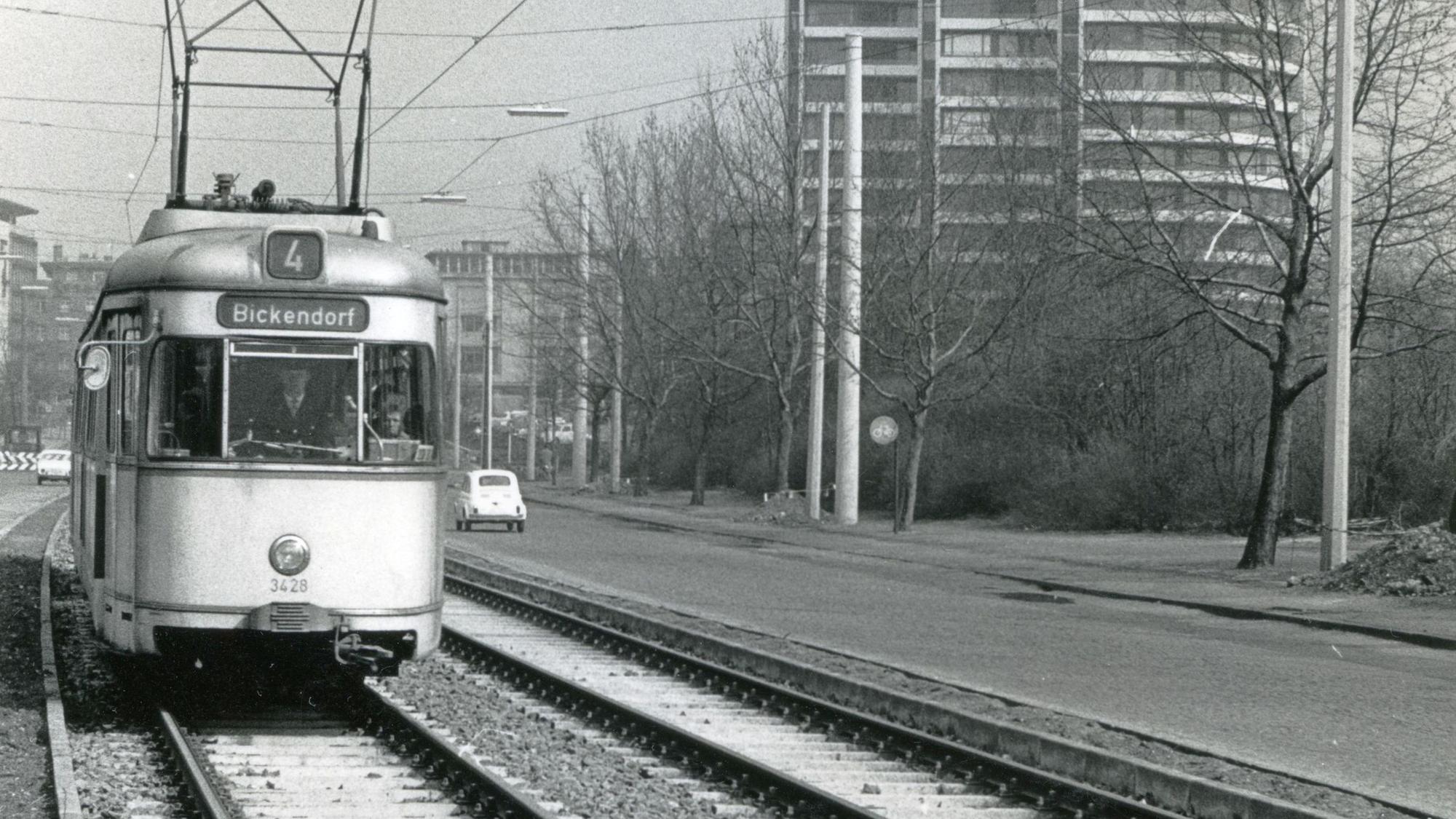 Historisches Foto einer Straßenbahn der Linie 4 mit Fahrtziel Bickendorf.