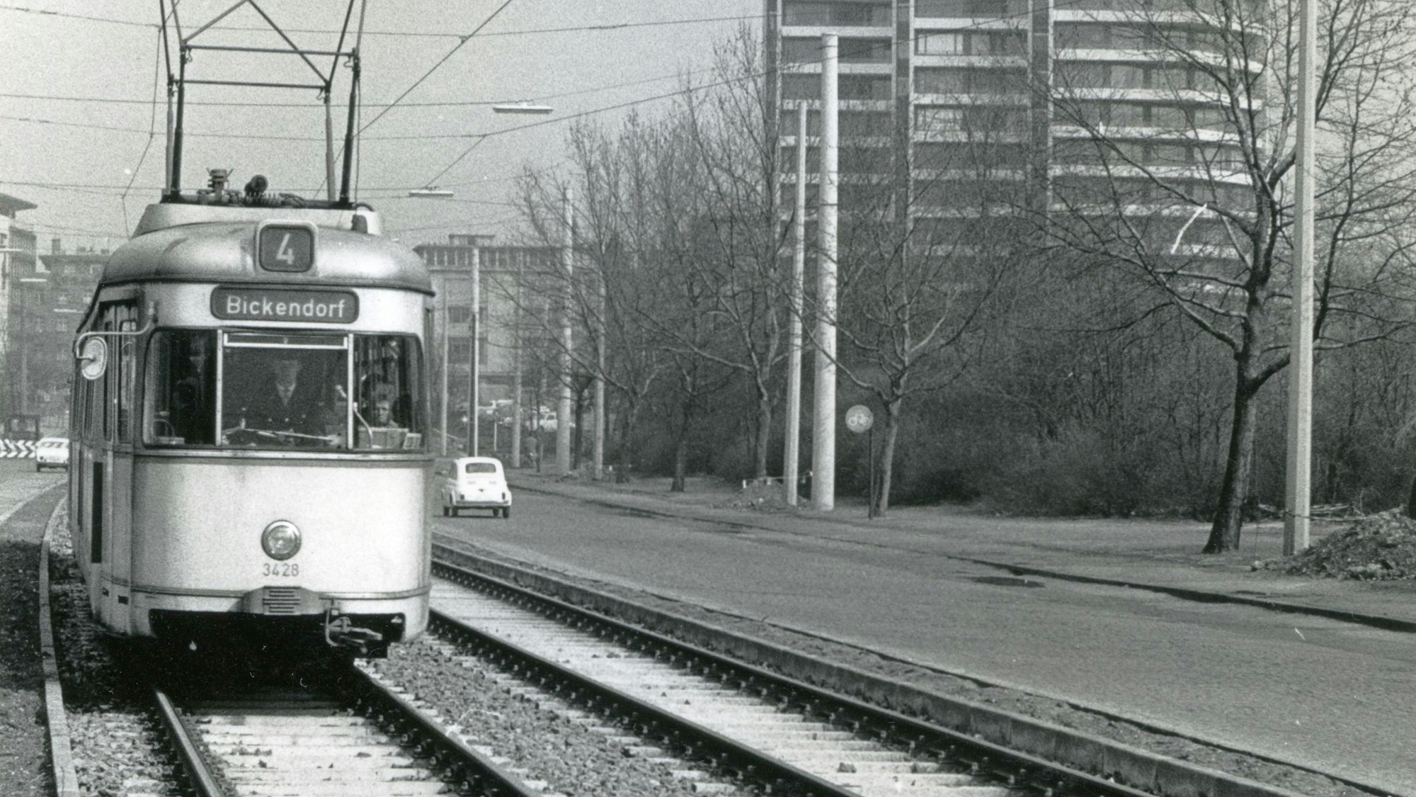 Historisches Foto einer Straßenbahn der Linie 4 mit Fahrtziel Bickendorf.