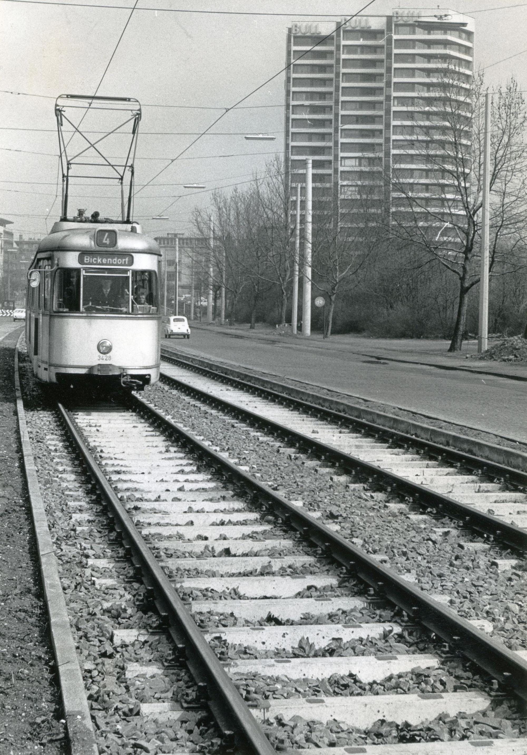Historisches Foto einer Straßenbahn der Linie 4 mit Fahrtziel Bickendorf.