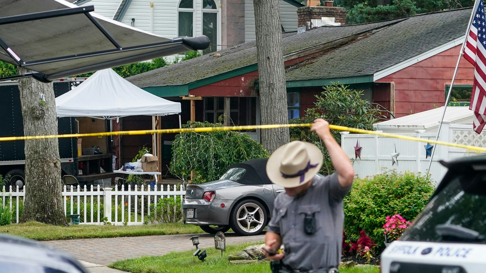 Behörden arbeiten vor dem Haus des Verdächtigen Rex Heuermann während einer Durchsuchung 2023.