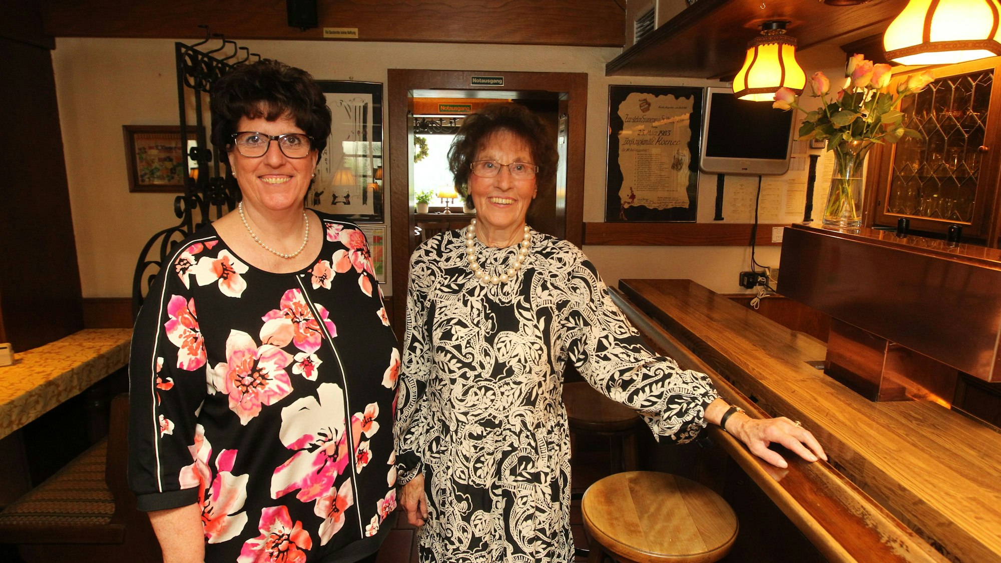 Porträt von Ute und Leni Körner, Mutter und Tochter. Sie betreiben den Dorfkrug gemeinsam.