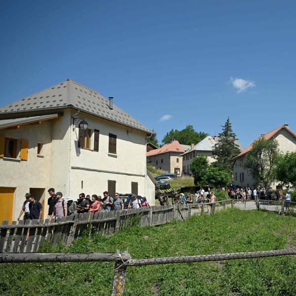 Freiwillige suchen im französischen Ort Le Vernet in Frankreich nach dem vermissten zweijährigen Èmile. Der Junge war vom Grundstück seiner Großeltern im Département Alpes-de-Haute-Provence verschwunden.