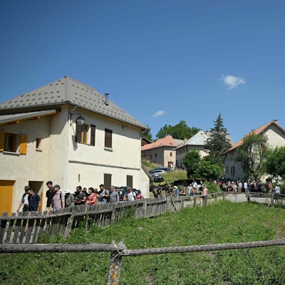Freiwillige suchen im französischen Ort Le Vernet in Frankreich nach dem vermissten zweijährigen Èmile. Der Junge war vom Grundstück seiner Großeltern im Département Alpes-de-Haute-Provence verschwunden.