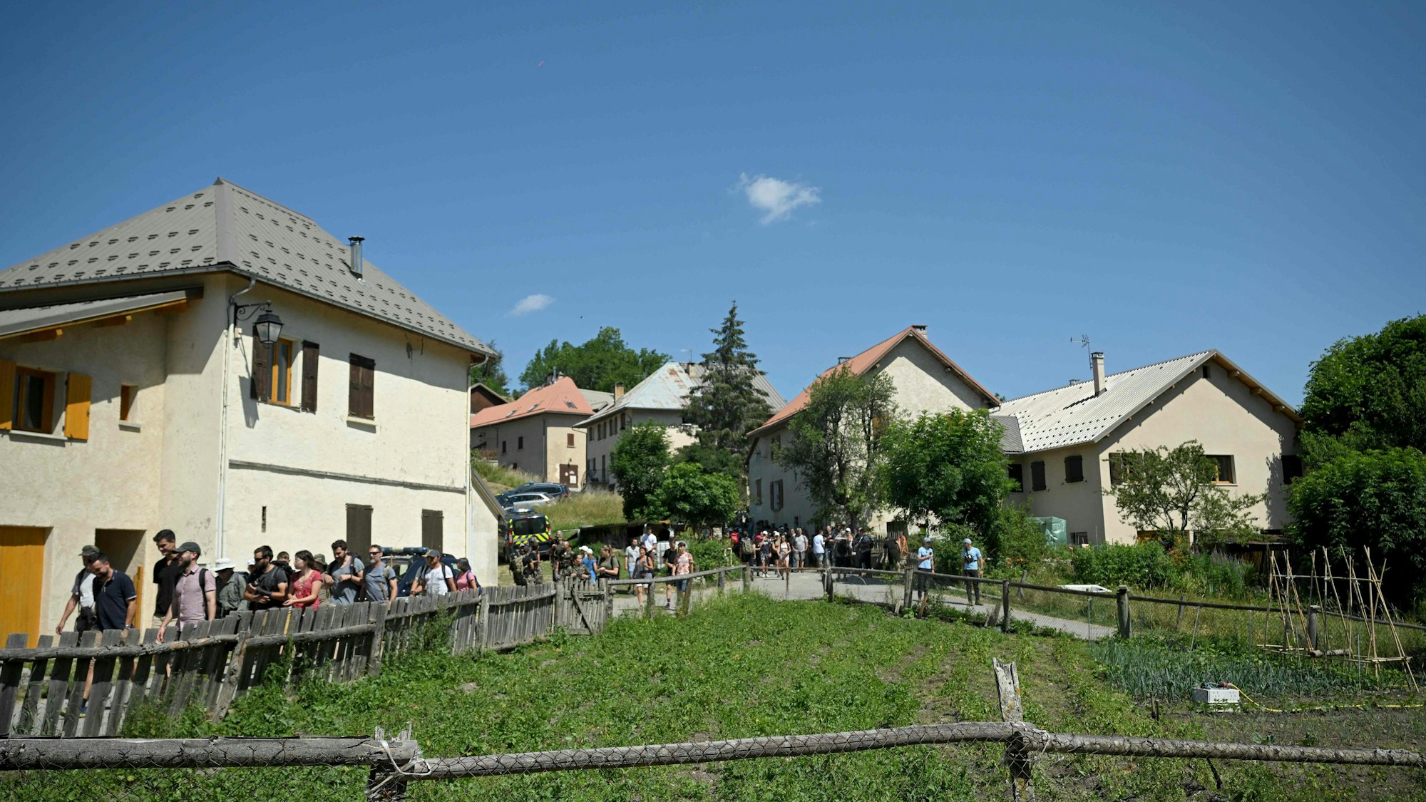 Freiwillige suchen im französischen Ort Le Vernet in Frankreich nach dem vermissten zweijährigen Èmile. Der Junge war vom Grundstück seiner Großeltern im Département Alpes-de-Haute-Provence verschwunden.