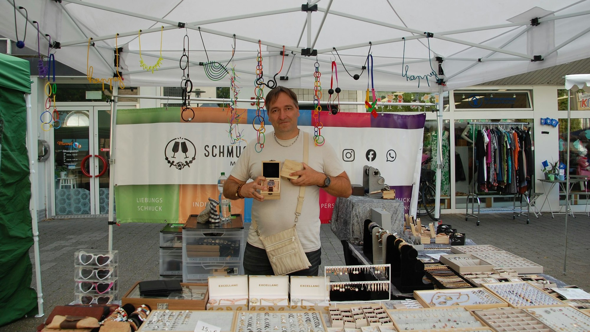 Stefan Cygon mit seinem Schmuckstand.