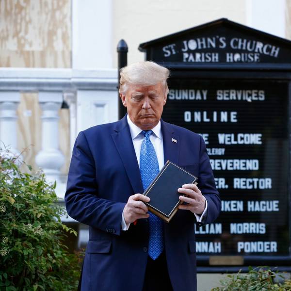 Der frühere US-amerikanische Präsident Donald Trump schaut auf ein Buch, das er in den Händen hält. (Archivbild)